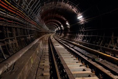 İstasyonlar arasındaki metro tüneli Vysehrad ve I.P. Pavlova