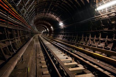 İstasyonlar arasındaki metro tüneli Vysehrad ve I.P. Pavlova