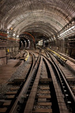 İstasyonlar arasındaki metro tüneli Vysehrad ve I.P. Pavlova