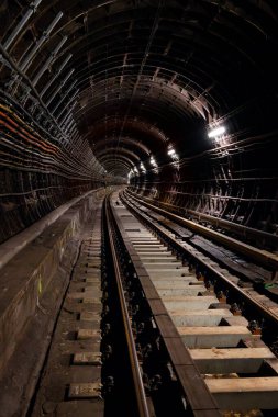 İstasyonlar arasındaki metro tüneli Vysehrad ve I.P. Pavlova