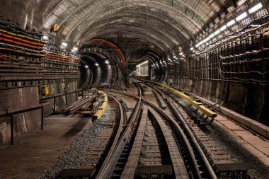 İstasyonlar arasındaki metro tüneli Vysehrad ve I.P. Pavlova