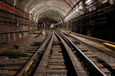 İstasyonlar arasındaki metro tüneli Vysehrad ve I.P. Pavlova