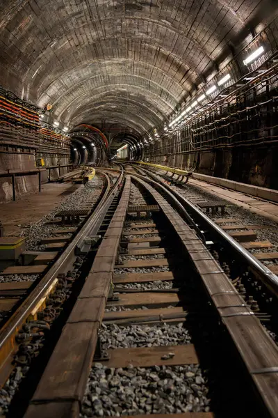 İstasyonlar arasındaki metro tüneli Vysehrad ve I.P. Pavlova
