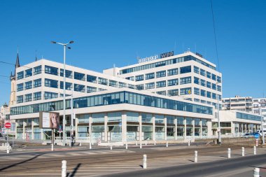 Güçlendirilmiş beton ve kremalı beyaz kaplamalı işlevsel bina. İçerisi geniş bir giriş salonu, kendine özgü bir merdiveni, üst katlarda işlevsel bir patern nosteri ve galerisi var..