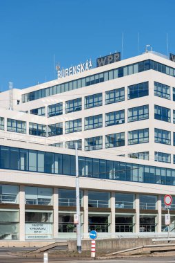 Güçlendirilmiş beton ve kremalı beyaz kaplamalı işlevsel bina. İçerisi geniş bir giriş salonu, kendine özgü bir merdiveni, üst katlarda işlevsel bir patern nosteri ve galerisi var..