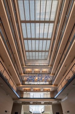 Güçlendirilmiş beton ve kremalı beyaz kaplamalı işlevsel bina. İçerisi geniş bir giriş salonu, kendine özgü bir merdiveni, üst katlarda işlevsel bir patern nosteri ve galerisi var..