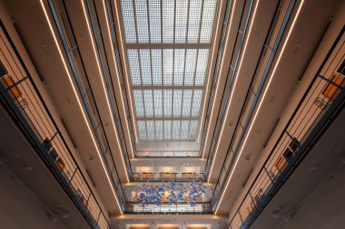 Güçlendirilmiş beton ve kremalı beyaz kaplamalı işlevsel bina. İçerisi geniş bir giriş salonu, kendine özgü bir merdiveni, üst katlarda işlevsel bir patern nosteri ve galerisi var..