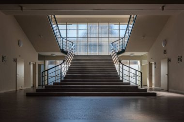 Güçlendirilmiş beton ve kremalı beyaz kaplamalı işlevsel bina. İçerisi geniş bir giriş salonu, kendine özgü bir merdiveni, üst katlarda işlevsel bir patern nosteri ve galerisi var..