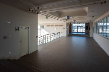 Güçlendirilmiş beton ve kremalı beyaz kaplamalı işlevsel bina. İçerisi geniş bir giriş salonu, kendine özgü bir merdiveni, üst katlarda işlevsel bir patern nosteri ve galerisi var..