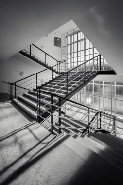 Güçlendirilmiş beton ve kremalı beyaz kaplamalı işlevsel bina. İçerisi geniş bir giriş salonu, kendine özgü bir merdiveni, üst katlarda işlevsel bir patern nosteri ve galerisi var..