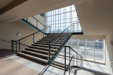 Güçlendirilmiş beton ve kremalı beyaz kaplamalı işlevsel bina. İçerisi geniş bir giriş salonu, kendine özgü bir merdiveni, üst katlarda işlevsel bir patern nosteri ve galerisi var..