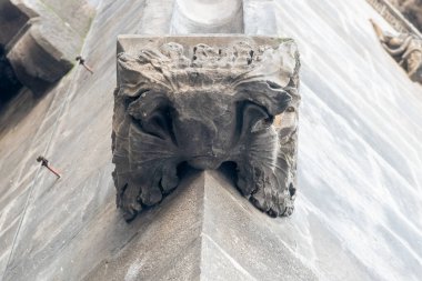 Geç dönem Gotik bir bina ve Prag 'ın sembollerinden biri. 1475 yılında temsili amaçlar için yaratıldı, 19. yüzyılın sonlarında sahte Gotik bir saflık tarzıyla tamamlandı..