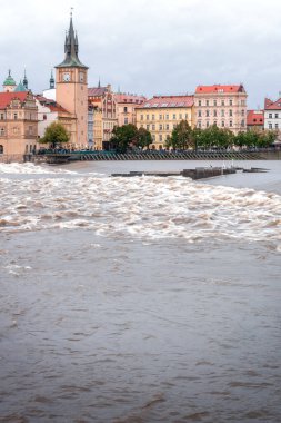 Bir uzunluğu ile Çek Cumhuriyeti 'nin en uzun nehridir. Cesk Krumlov, Ceske Budejovice ve Prag 'dan geçerek soldan Melnik' teki Labe 'ye akar..