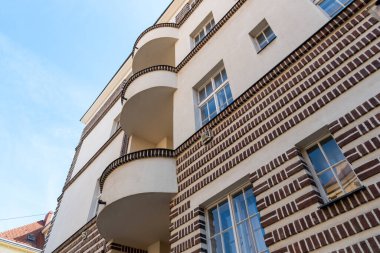 Prag 'da mimar Jaroslav Vondrak' ın farkına varmak - Dejvice. Çarpıcı geometrik cepheli bir apartman..