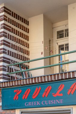 Prag 'da mimar Jaroslav Vondrak' ın farkına varmak - Dejvice. Çarpıcı geometrik cepheli bir apartman..