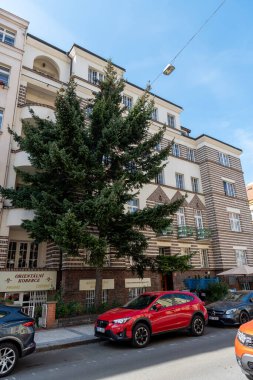 Prag 'da mimar Jaroslav Vondrak' ın farkına varmak - Dejvice. Çarpıcı geometrik cepheli bir apartman..