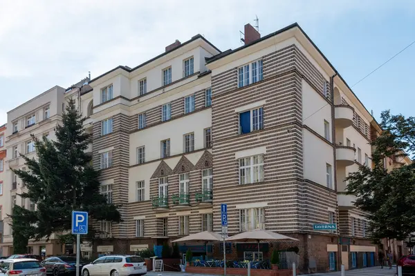 Prag 'da mimar Jaroslav Vondrak' ın farkına varmak - Dejvice. Çarpıcı geometrik cepheli bir apartman..