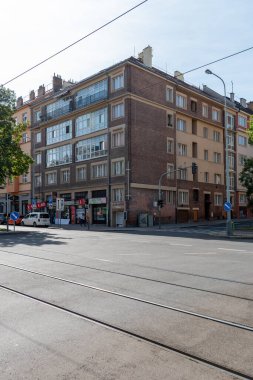 Prag 'da mimar Jaroslav Vondrak' ın farkına varmak - Dejvice. 1920 'lerin sonlarında tasarlanmış küller motifleri ve geniş verandalı bir apartman.