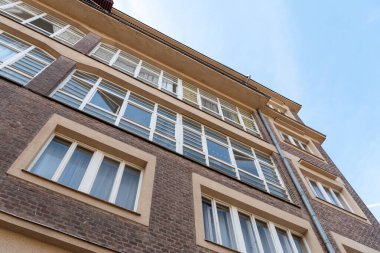 Prag 'da mimar Jaroslav Vondrak' ın farkına varmak - Dejvice. 1920 'lerin sonlarında tasarlanmış küller motifleri ve geniş verandalı bir apartman.