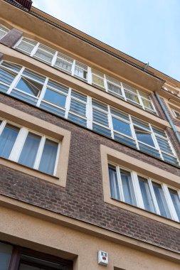 Prag 'da mimar Jaroslav Vondrak' ın farkına varmak - Dejvice. 1920 'lerin sonlarında tasarlanmış küller motifleri ve geniş verandalı bir apartman.