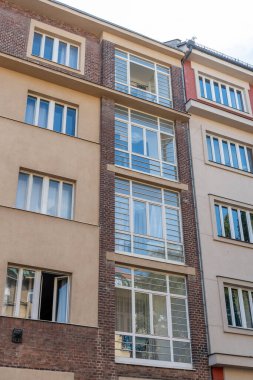 Prag 'da mimar Jaroslav Vondrak' ın farkına varmak - Dejvice. 1920 'lerin sonlarında tasarlanmış küller motifleri ve geniş verandalı bir apartman.