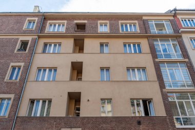 Prag 'da mimar Jaroslav Vondrak' ın farkına varmak - Dejvice. 1920 'lerin sonlarında tasarlanmış küller motifleri ve geniş verandalı bir apartman.