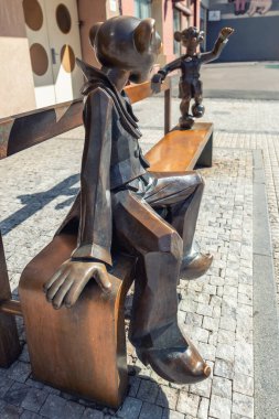 2010 'dan kalma Spejbl ve Hurvinek' in popüler kukla karakterlerinden oluşan bir bank. Karakterlerin yazarı Dusan Sotak 'tır..