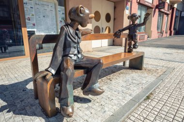 2010 'dan kalma Spejbl ve Hurvinek' in popüler kukla karakterlerinden oluşan bir bank. Karakterlerin yazarı Dusan Sotak 'tır..