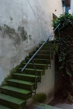 Lihtenştayn Sarayı klasik bir binadır. Saray kültürel bir anıt olarak korunuyor. Sarayın kütlesi meydanın tüm batı cephesini kaplıyor..