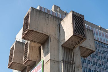 Pankrc 'taki yüksek katlı idari bina. Bina İçişleri Bakanlığı 'na ev sahipliği yapıyor.. 