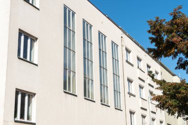 Hus 'un Nusle' deki korosunun inşası 1934 yılında çok amaçlı bir bina olarak tasarlandı. Kısmen basit bir dikdörtgen bina ve sokak köşesinde hafifçe yükseltilmiş prizmatik bir kule var..