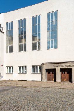 Hus 'un Nusle' deki korosunun inşası 1934 yılında çok amaçlı bir bina olarak tasarlandı. Kısmen basit bir dikdörtgen bina ve sokak köşesinde hafifçe yükseltilmiş prizmatik bir kule var..