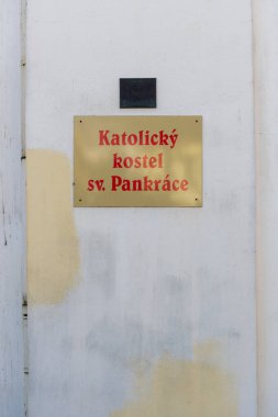 Pankrac 'taki St. Pancras Kilisesi orijinal olarak Barok döneminden kalma özgür çan kulesiyle yeniden inşa edilmiş bir Gotik kilisesidir. Prag 4 'ün en eski kültürel anıtlarından biridir..