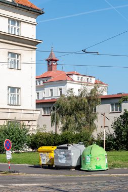 Adalet Sarayı 'ndan önce 1889' dan beri cezaevi vardı. Projede iki ayakta konut binası yer aldı ve aynı zamanda cezaevinin giriş binasını uyarladı..
