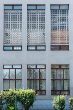 Bina, Prag 'daki Çekoslovak Cumhuriyeti' nde ortaokul bakımı derneği tarafından inşa edildi. Güçlendirilmiş beton işlevci bir bina..