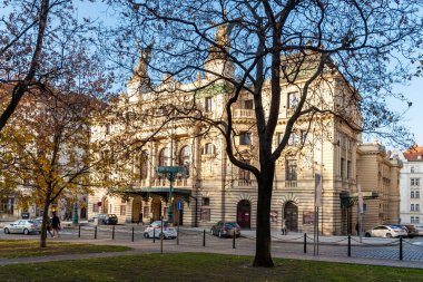 Prag 'ın ana sanat sahnelerinden biri ve Çek Cumhuriyeti' nin en büyük dramatik tiyatrosu. Tiyatro binası esasen 1907 'den kalma Art Nouveau unsurlarıyla Neo-Rönesans tarzındadır..