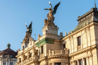 Prag 'ın ana sanat sahnelerinden biri ve Çek Cumhuriyeti' nin en büyük dramatik tiyatrosu. Tiyatro binası esasen 1907 'den kalma Art Nouveau unsurlarıyla Neo-Rönesans tarzındadır..