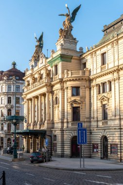 Prag 'ın ana sanat sahnelerinden biri ve Çek Cumhuriyeti' nin en büyük dramatik tiyatrosu. Tiyatro binası esasen 1907 'den kalma Art Nouveau unsurlarıyla Neo-Rönesans tarzındadır..