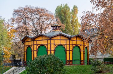 Atlıkarınca 1892 'de inşa edildi ve Avrupa' da hayatta kalan en eski atlıkarınca oldu. Atlıkarınca, gerçek at postuna bulanmış at figürleri sayesinde eşsiz..