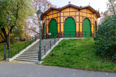 Atlıkarınca 1892 'de inşa edildi ve Avrupa' da hayatta kalan en eski atlıkarınca oldu. Atlıkarınca, gerçek at postuna bulanmış at figürleri sayesinde eşsiz..