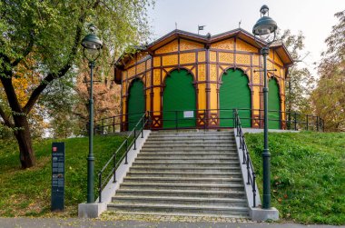 Atlıkarınca 1892 'de inşa edildi ve Avrupa' da hayatta kalan en eski atlıkarınca oldu. Atlıkarınca, gerçek at postuna bulanmış at figürleri sayesinde eşsiz..