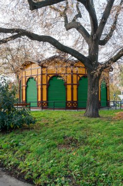 Atlıkarınca 1892 'de inşa edildi ve Avrupa' da hayatta kalan en eski atlıkarınca oldu. Atlıkarınca, gerçek at postuna bulanmış at figürleri sayesinde eşsiz..