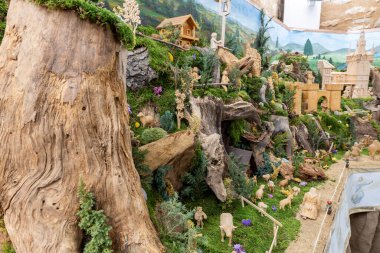 Trest 'teki doğum sahnelerinin 19. yüzyılın başlarına dayanan eski bir geleneği var. İlk başta, yerliler kağıt doğum sahneleri çektiler, ama 1860 'dan sonra yavaş yavaş tahta sahnelerle değiştirdiler..