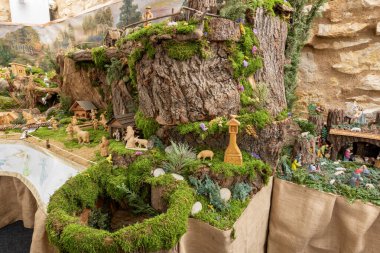 Trest 'teki doğum sahnelerinin 19. yüzyılın başlarına dayanan eski bir geleneği var. İlk başta, yerliler kağıt doğum sahneleri çektiler, ama 1860 'dan sonra yavaş yavaş tahta sahnelerle değiştirdiler..