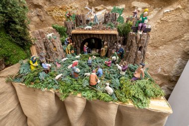 Trest 'teki doğum sahnelerinin 19. yüzyılın başlarına dayanan eski bir geleneği var. İlk başta, yerliler kağıt doğum sahneleri çektiler, ama 1860 'dan sonra yavaş yavaş tahta sahnelerle değiştirdiler..