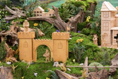 Trest 'teki doğum sahnelerinin 19. yüzyılın başlarına dayanan eski bir geleneği var. İlk başta, yerliler kağıt doğum sahneleri çektiler, ama 1860 'dan sonra yavaş yavaş tahta sahnelerle değiştirdiler..