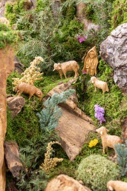 Trest 'teki doğum sahnelerinin 19. yüzyılın başlarına dayanan eski bir geleneği var. İlk başta, yerliler kağıt doğum sahneleri çektiler, ama 1860 'dan sonra yavaş yavaş tahta sahnelerle değiştirdiler..