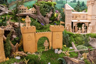 Trest 'teki doğum sahnelerinin 19. yüzyılın başlarına dayanan eski bir geleneği var. İlk başta, yerliler kağıt doğum sahneleri çektiler, ama 1860 'dan sonra yavaş yavaş tahta sahnelerle değiştirdiler..