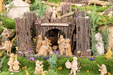 Trest 'teki doğum sahnelerinin 19. yüzyılın başlarına dayanan eski bir geleneği var. İlk başta, yerliler kağıt doğum sahneleri çektiler, ama 1860 'dan sonra yavaş yavaş tahta sahnelerle değiştirdiler..