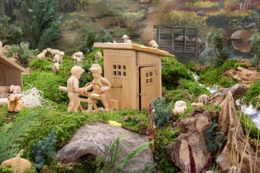 Trest 'teki doğum sahnelerinin 19. yüzyılın başlarına dayanan eski bir geleneği var. İlk başta, yerliler kağıt doğum sahneleri çektiler, ama 1860 'dan sonra yavaş yavaş tahta sahnelerle değiştirdiler..